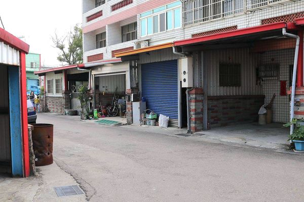 彩虹屋Rainbow House-卡里善之樹：【彰化景點】彩虹屋RAINBOW HOUSE~卡里善之樹/彩虹傘巷一起為愛撐傘/文青路線的拍攝風格/親子雨具販售/彩繪體驗/展館導覽