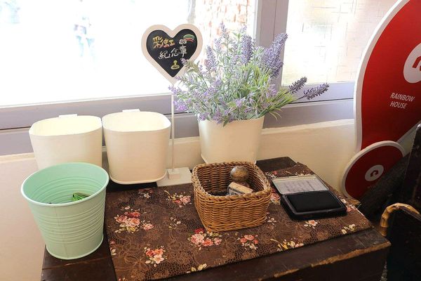 彩虹屋Rainbow House-卡里善之樹：【彰化景點】彩虹屋RAINBOW HOUSE~卡里善之樹/彩虹傘巷一起為愛撐傘/文青路線的拍攝風格/親子雨具販售/彩繪體驗/展館導覽