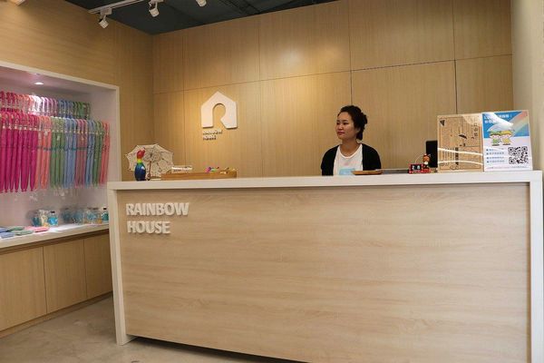 彩虹屋Rainbow House-卡里善之樹：【彰化景點】彩虹屋RAINBOW HOUSE~卡里善之樹/彩虹傘巷一起為愛撐傘/文青路線的拍攝風格/親子雨具販售/彩繪體驗/展館導覽