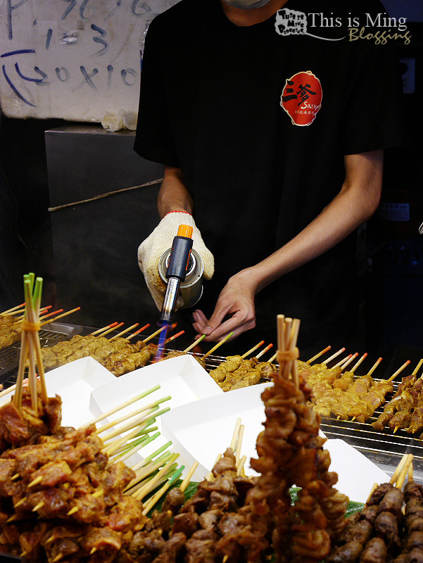 【台中西屯│食記】逢甲夜市 三爹碳夯沙嗲～好吃的沙嗲醬串烤
