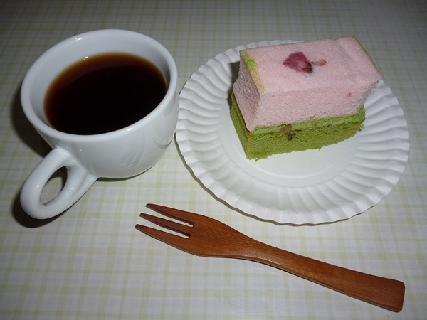 聖瑪莉(國父紀念館店)：翩翩櫻花加上一抺綠意--聖瑪莉抹茶櫻花蛋糕体驗心得