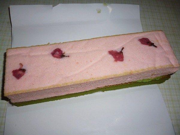 聖瑪莉(國父紀念館店)：翩翩櫻花加上一抺綠意--聖瑪莉抹茶櫻花蛋糕体驗心得