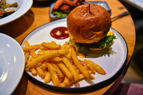 蘑菇pasta:台中龍井區美食-東海商圈高cp值平價美義式料理,首推舒芙蕾厚鬆餅,還有各式主題打卡牆化身為網美!