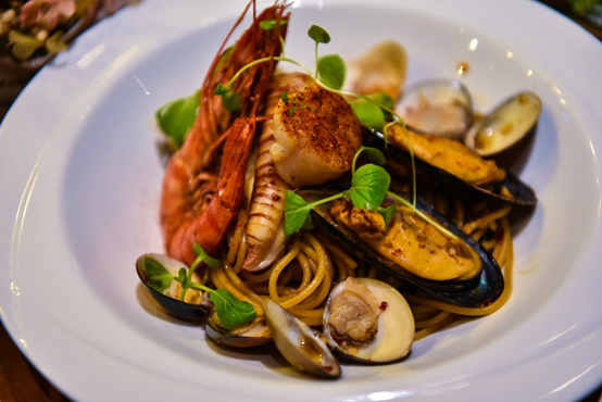 蘑菇pasta:台中龍井區美食-東海商圈高cp值平價美義式料理,首推舒芙蕾厚鬆餅,還有各式主題打卡牆化身為網美!