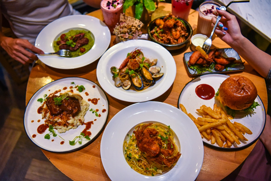 蘑菇pasta:台中龍井區美食-東海商圈高cp值平價美義式料理,首推舒芙蕾厚鬆餅,還有各式主題打卡牆化身為網美!