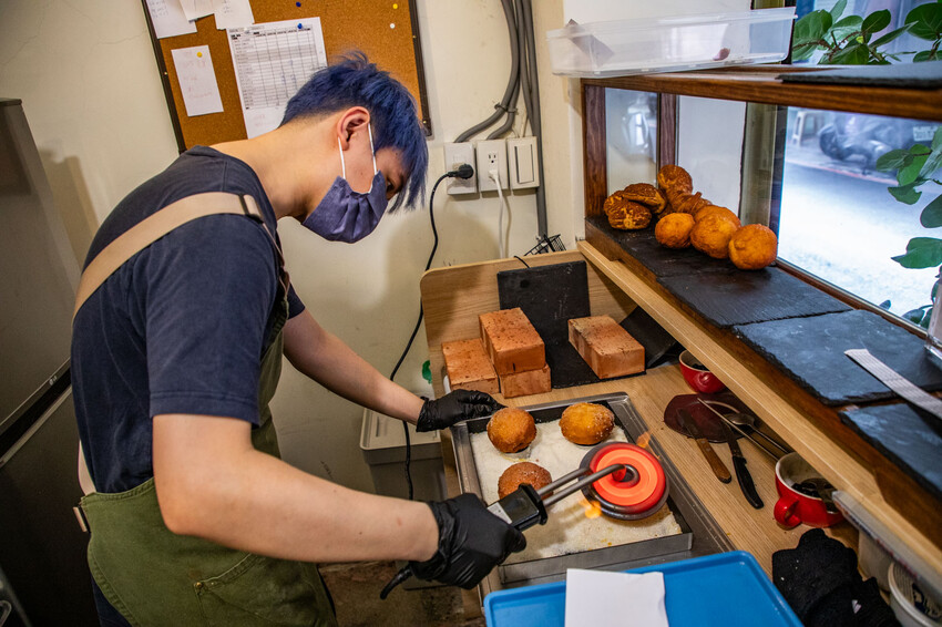 新北市三重區翻轉flip蛋糕甜點｜一週只賣兩天！藏身巷弄老饕才知道的火燒甜甜圈