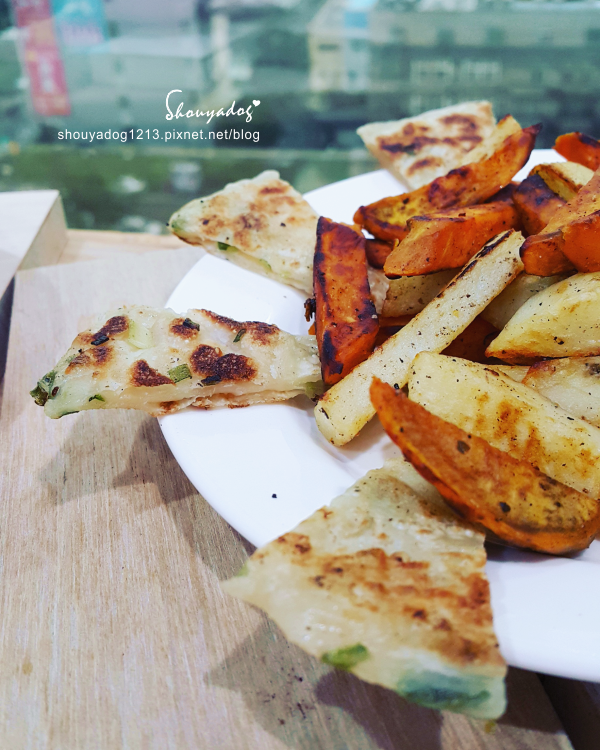 義美香酥蔥油餅：【冷凍食品】下午茶點心的好選擇 義美香酥蔥油餅