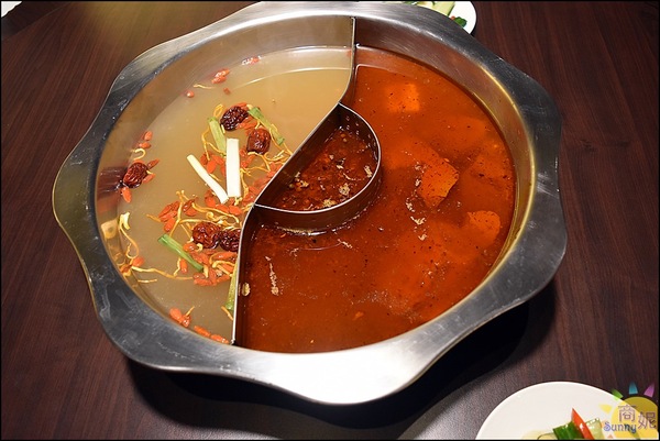 郭主義麻辣火鍋-台中旗艦店：全台首見清油麻辣鍋。郭主義麻辣火鍋。以麻為主辣為輔的麻辣鍋價格不低但很值得!@商妮吃喝遊樂