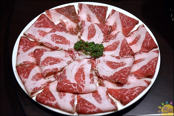 郭主義麻辣火鍋-台中旗艦店：全台首見清油麻辣鍋。郭主義麻辣火鍋。以麻為主辣為輔的麻辣鍋價格不低但很值得!@商妮吃喝遊樂