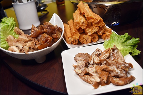 郭主義麻辣火鍋-台中旗艦店：全台首見清油麻辣鍋。郭主義麻辣火鍋。以麻為主辣為輔的麻辣鍋價格不低但很值得!@商妮吃喝遊樂