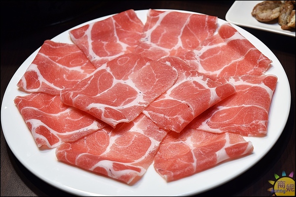 郭主義麻辣火鍋-台中旗艦店：全台首見清油麻辣鍋。郭主義麻辣火鍋。以麻為主辣為輔的麻辣鍋價格不低但很值得!@商妮吃喝遊樂