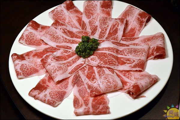 郭主義麻辣火鍋-台中旗艦店：全台首見清油麻辣鍋。郭主義麻辣火鍋。以麻為主辣為輔的麻辣鍋價格不低但很值得!@商妮吃喝遊樂