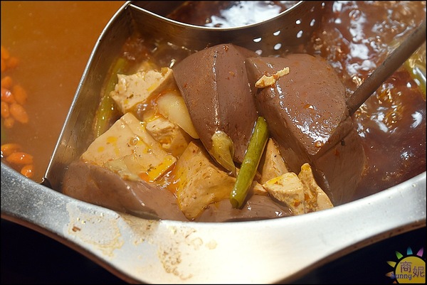 郭主義麻辣火鍋-台中旗艦店：全台首見清油麻辣鍋。郭主義麻辣火鍋。以麻為主辣為輔的麻辣鍋價格不低但很值得!@商妮吃喝遊樂