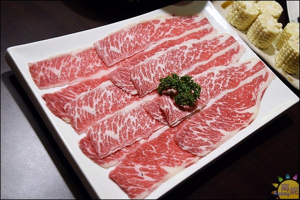 郭主義麻辣火鍋-台中旗艦店：全台首見清油麻辣鍋。郭主義麻辣火鍋。以麻為主辣為輔的麻辣鍋價格不低但很值得!@商妮吃喝遊樂