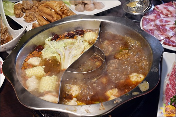 郭主義麻辣火鍋-台中旗艦店：全台首見清油麻辣鍋。郭主義麻辣火鍋。以麻為主辣為輔的麻辣鍋價格不低但很值得!@商妮吃喝遊樂