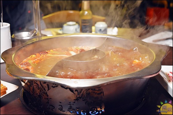 郭主義麻辣火鍋-台中旗艦店：全台首見清油麻辣鍋。郭主義麻辣火鍋。以麻為主辣為輔的麻辣鍋價格不低但很值得!@商妮吃喝遊樂