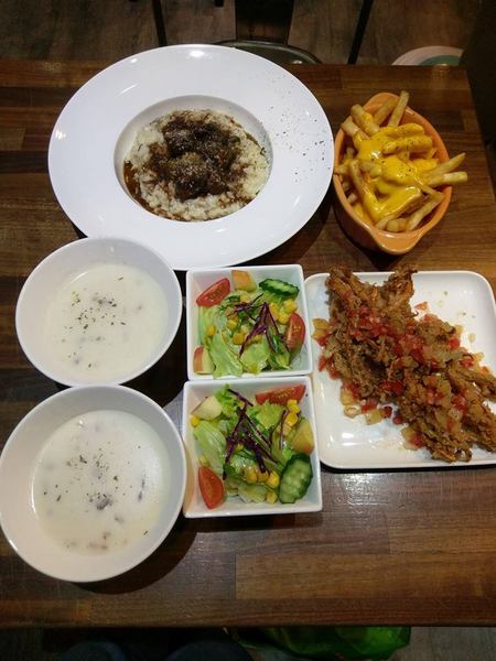 蘑菇pasta：蘑菇pasta-東海商圈義式料裡  餐點、服務都在水準之上  二店開在隔壁  賣的餐點不同  下禮拜再來試試