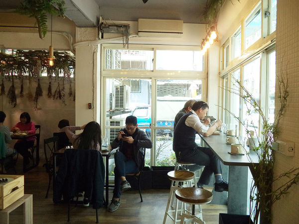 伍伍零-咖啡與餐!!滿足味蕾的森林系玻璃屋