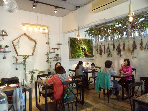 伍伍零-咖啡與餐!!滿足味蕾的森林系玻璃屋