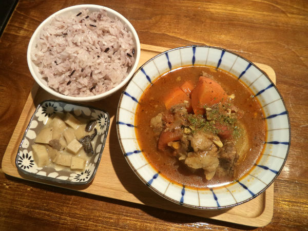 伍伍零-咖啡與餐!!滿足味蕾的森林系玻璃屋