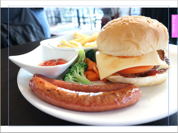 【新竹尋寶記】乘星綠洲 - 地球人的多功能驛站,享受美式餐點,欣賞百萬重機,還有夢幻旋轉木馬可拍照喔-01.jpg