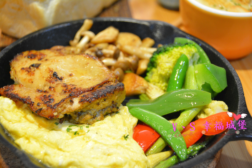 【新北美食】新莊早午餐 果亞烘焙GoA Bakery ~ 讓你在麵包香的氛圍裡，吃著美味又豐盛的早午餐，不怕人吃的大份量餐點一定讓你傻眼