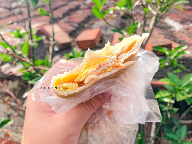 【苗栗 通霄】王煎包蛋餅👉慈惠宮廟口前,各大媒體報導超人氣黃金爆餡水煎包,只有在苗栗地區才吃的到的好滋味!