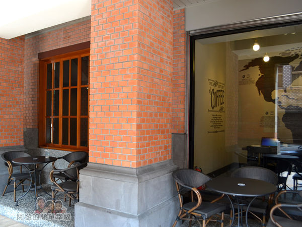 星巴克保安門市06-一樓廊道上的用餐區