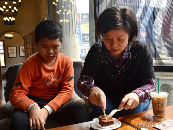 星巴克保安門市27-專注期待著蛋糕的兒子