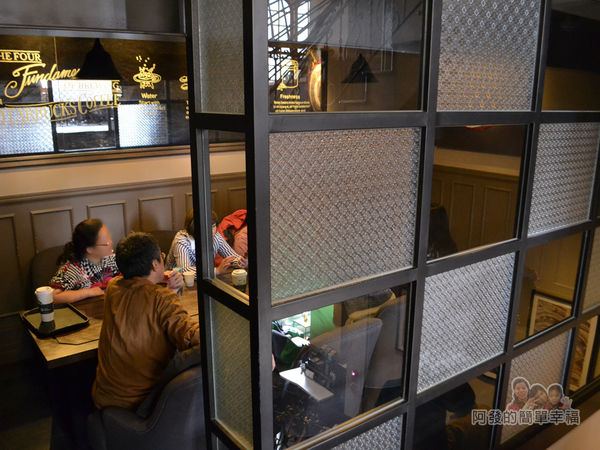 星巴克保安門市15-2~3樓間的隔間