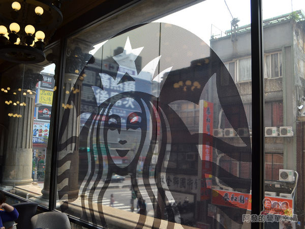 星巴克保安門市11-可見窗外巴洛克式風格的梁柱