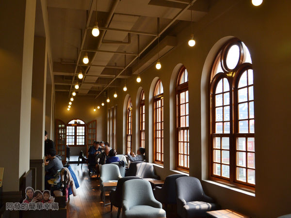 星巴克保安門市16-沉穩的原木色系風格