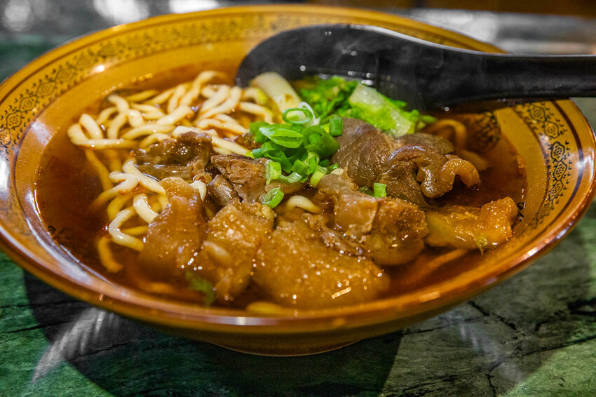 花蓮縣吉安鄉六里屯麵食專家 美崙旗艦店|在地鄉民推薦湯鮮味濃肉大塊牛肉麵!在地經營70年牛肉麵老店