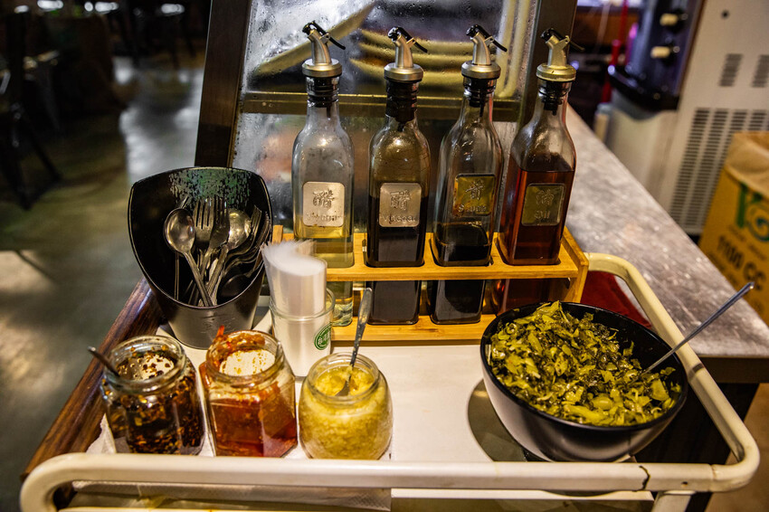 花蓮縣吉安鄉六里屯麵食專家 美崙旗艦店|在地鄉民推薦湯鮮味濃肉大塊牛肉麵!在地經營70年牛肉麵老店