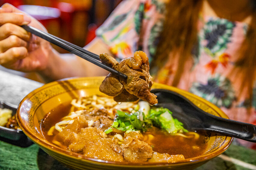 花蓮縣吉安鄉六里屯麵食專家 美崙旗艦店|在地鄉民推薦湯鮮味濃肉大塊牛肉麵!在地經營70年牛肉麵老店