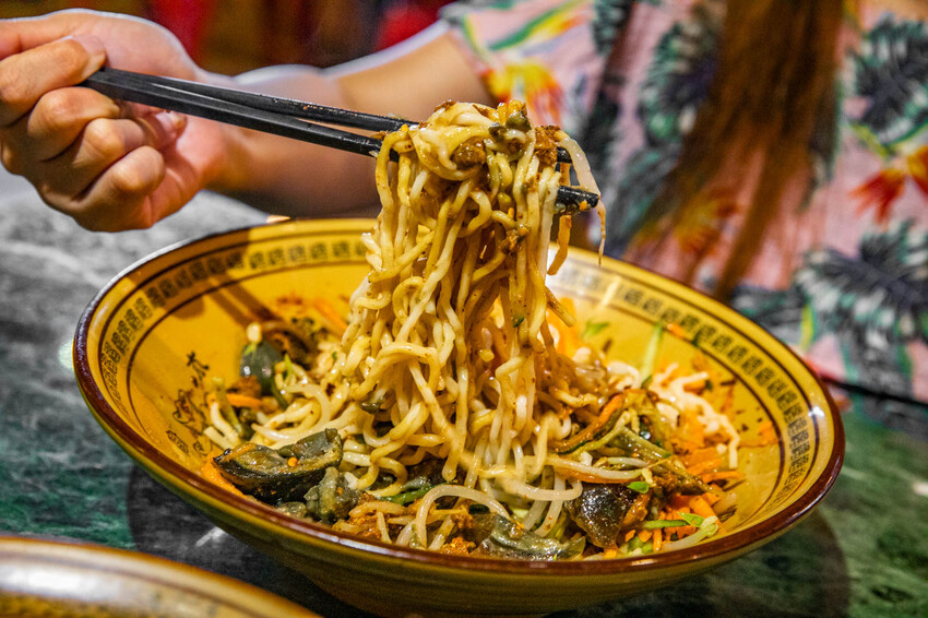 花蓮縣吉安鄉六里屯麵食專家 美崙旗艦店|在地鄉民推薦湯鮮味濃肉大塊牛肉麵!在地經營70年牛肉麵老店