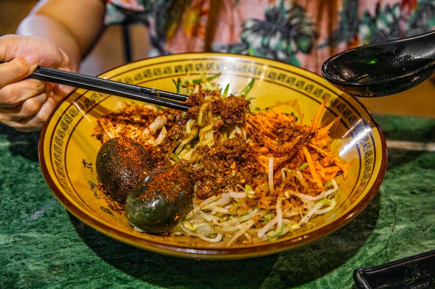 花蓮縣吉安鄉六里屯麵食專家 美崙旗艦店|在地鄉民推薦湯鮮味濃肉大塊牛肉麵!在地經營70年牛肉麵老店