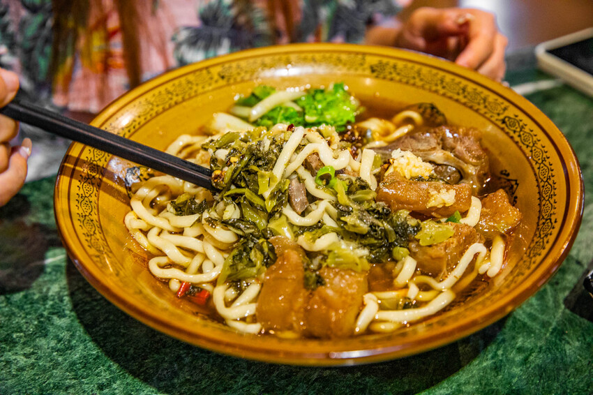 花蓮縣吉安鄉六里屯麵食專家 美崙旗艦店|在地鄉民推薦湯鮮味濃肉大塊牛肉麵!在地經營70年牛肉麵老店