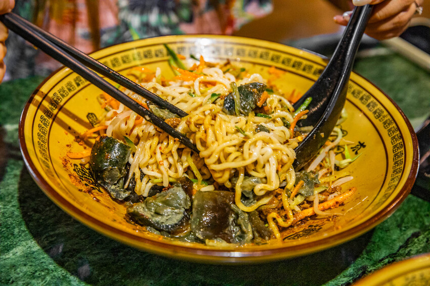 花蓮縣吉安鄉六里屯麵食專家 美崙旗艦店|在地鄉民推薦湯鮮味濃肉大塊牛肉麵!在地經營70年牛肉麵老店