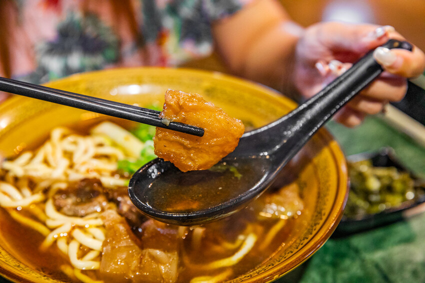 花蓮縣吉安鄉六里屯麵食專家 美崙旗艦店|在地鄉民推薦湯鮮味濃肉大塊牛肉麵!在地經營70年牛肉麵老店