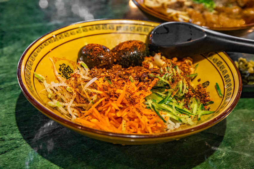 花蓮縣吉安鄉六里屯麵食專家 美崙旗艦店|在地鄉民推薦湯鮮味濃肉大塊牛肉麵!在地經營70年牛肉麵老店