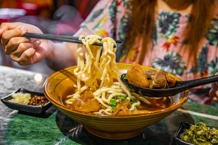 花蓮縣吉安鄉六里屯麵食專家 美崙旗艦店|在地鄉民推薦湯鮮味濃肉大塊牛肉麵!在地經營70年牛肉麵老店