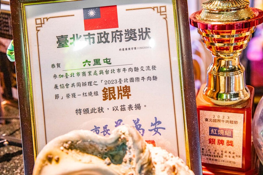 花蓮縣吉安鄉六里屯麵食專家 美崙旗艦店|在地鄉民推薦湯鮮味濃肉大塊牛肉麵!在地經營70年牛肉麵老店