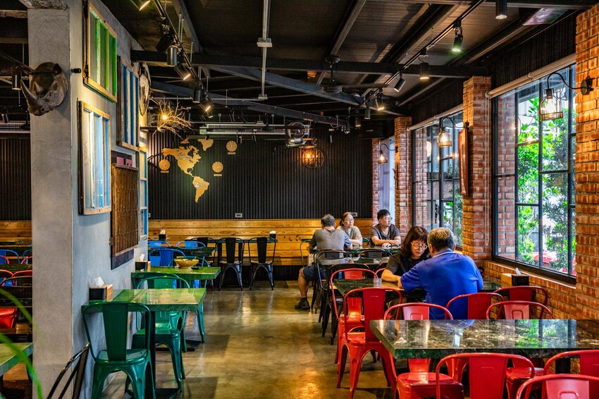 花蓮縣吉安鄉六里屯麵食專家 美崙旗艦店|在地鄉民推薦湯鮮味濃肉大塊牛肉麵!在地經營70年牛肉麵老店