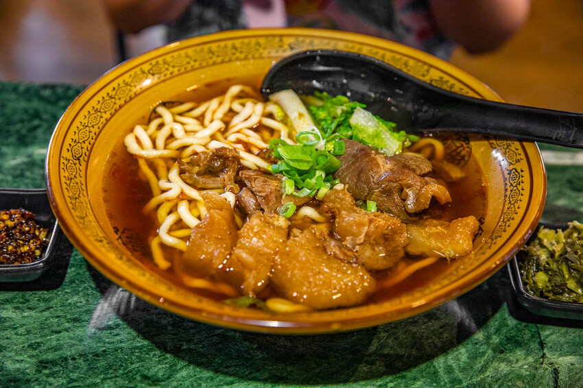 花蓮縣吉安鄉六里屯麵食專家 美崙旗艦店|在地鄉民推薦湯鮮味濃肉大塊牛肉麵!在地經營70年牛肉麵老店