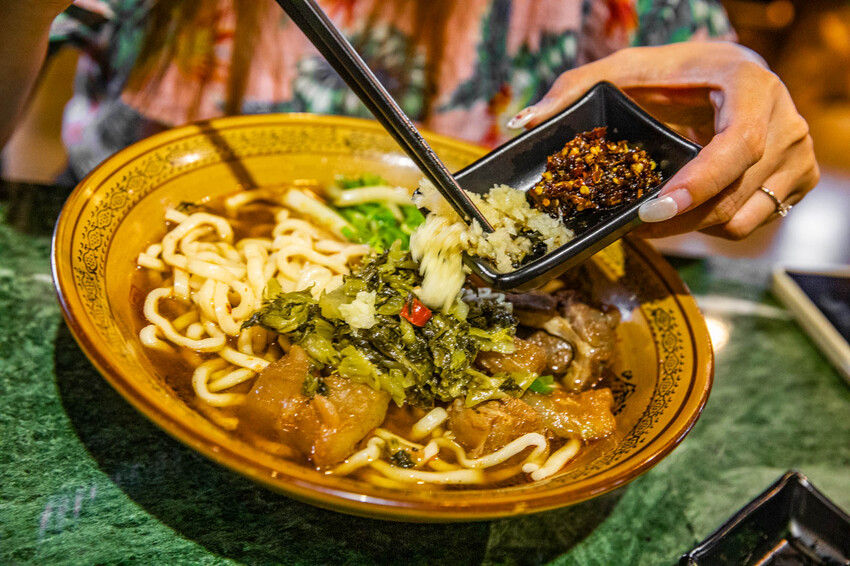 花蓮縣吉安鄉六里屯麵食專家 美崙旗艦店|在地鄉民推薦湯鮮味濃肉大塊牛肉麵!在地經營70年牛肉麵老店