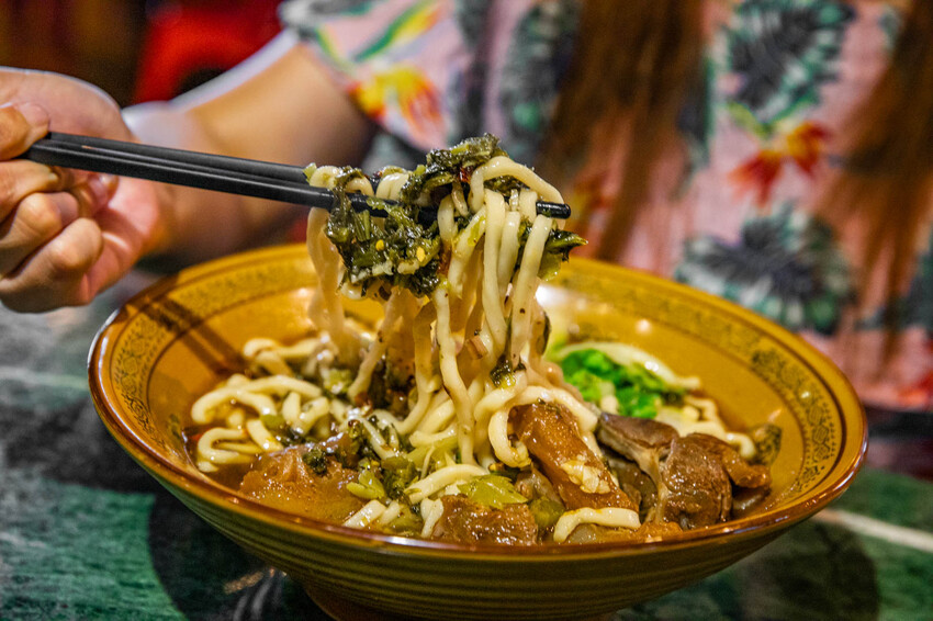 花蓮縣吉安鄉六里屯麵食專家 美崙旗艦店|在地鄉民推薦湯鮮味濃肉大塊牛肉麵!在地經營70年牛肉麵老店