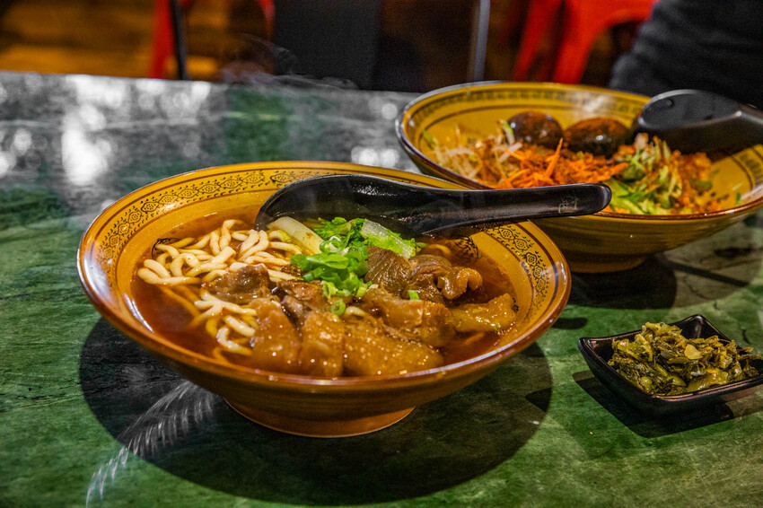 花蓮縣吉安鄉六里屯麵食專家 美崙旗艦店|在地鄉民推薦湯鮮味濃肉大塊牛肉麵!在地經營70年牛肉麵老店