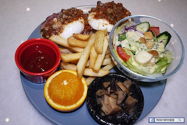 台北信義【Freaks Café & Bistro 癮客餐酒館/誠品信義店】。信義區餐酒館。捷運市府站美食