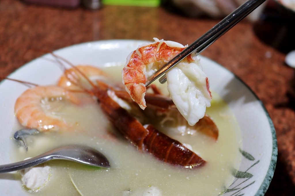 台南｜捌柒海產粥 超狂龍蝦海產粥 食尚玩家推薦．人氣排隊餐車美食 - 奇奇一起玩樂趣